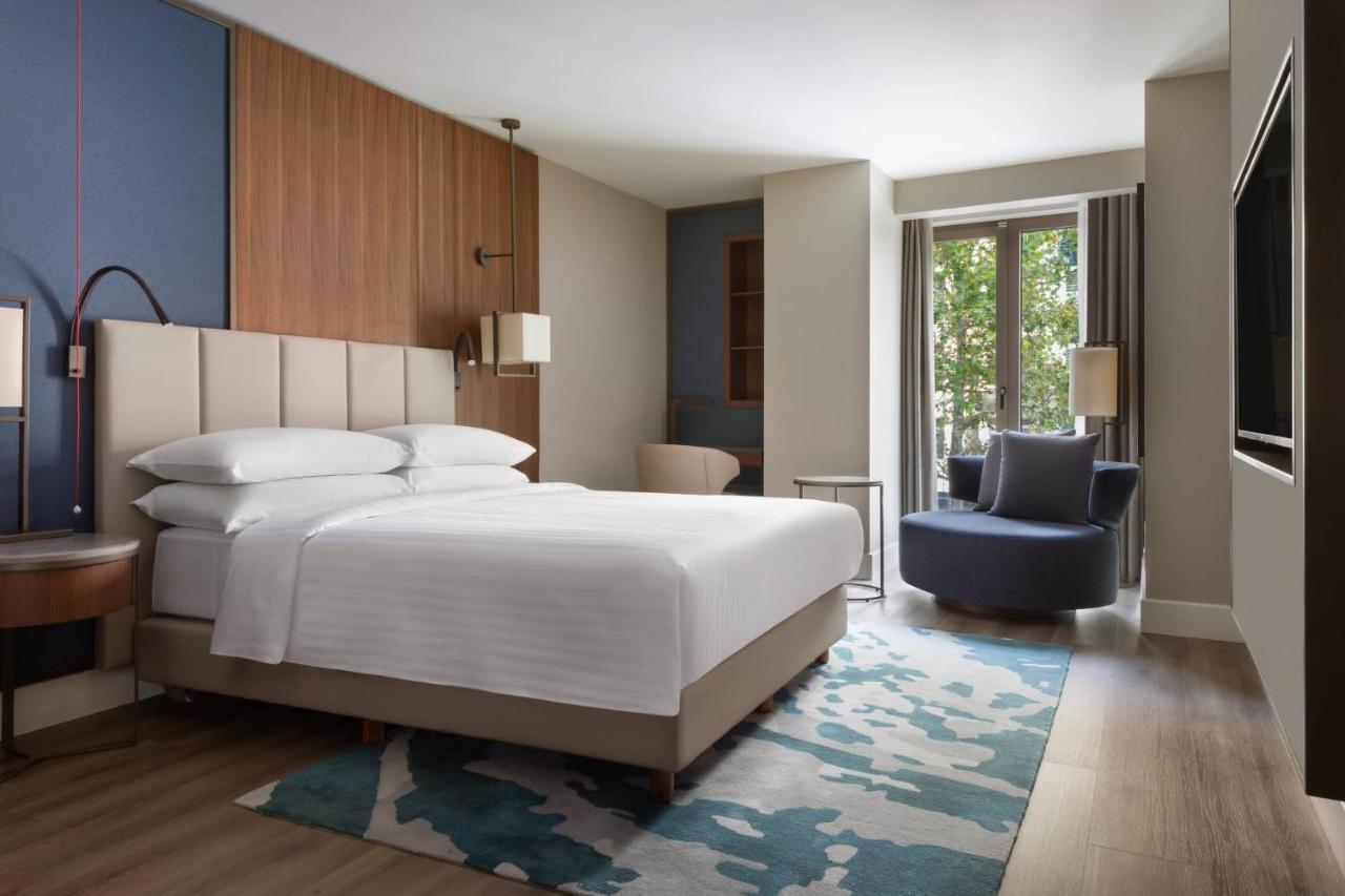Izmir Marriott Hotel Екстер'єр фото A guest room at the hotel