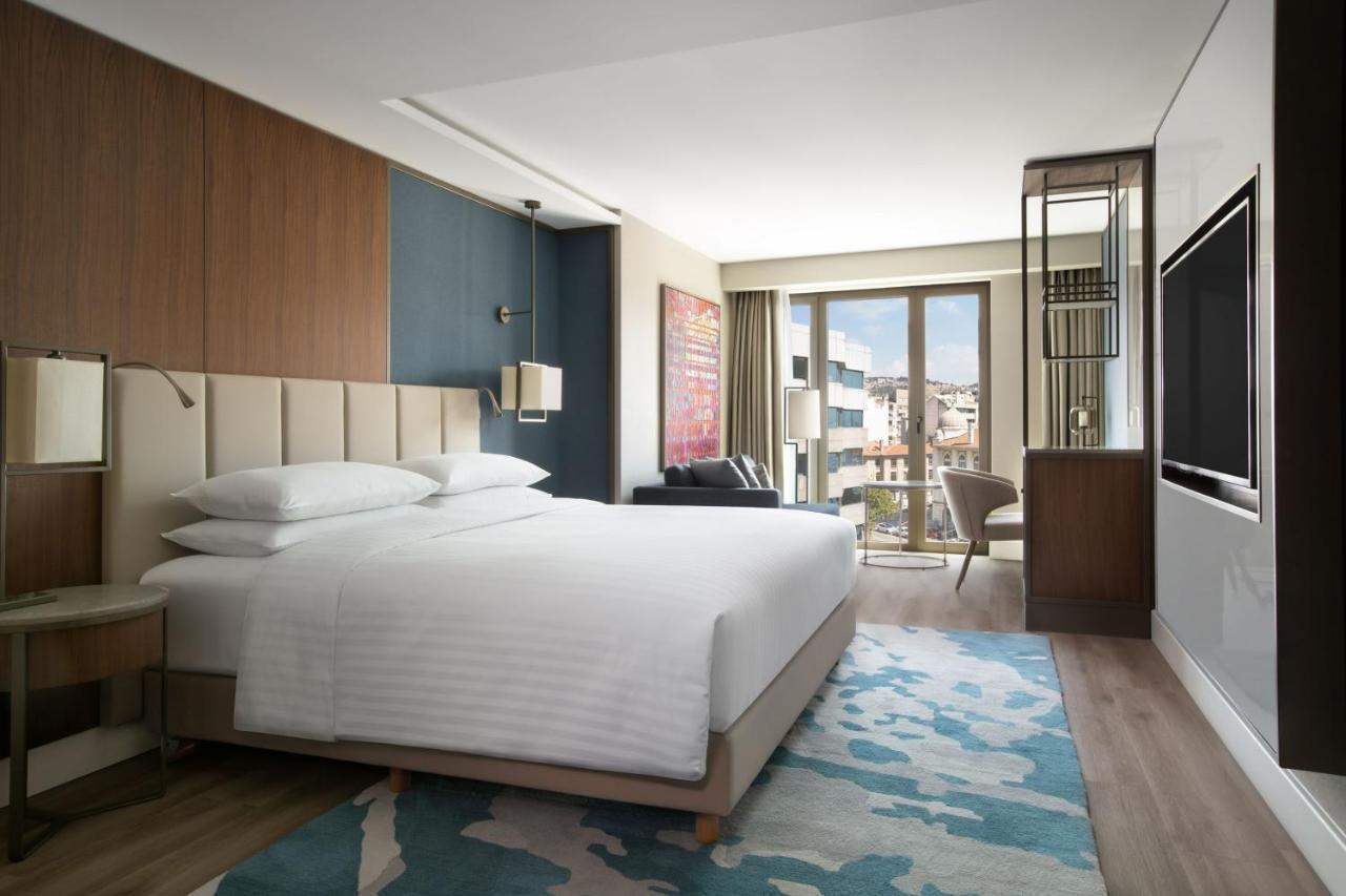 Izmir Marriott Hotel Екстер'єр фото A guest room at the hotel